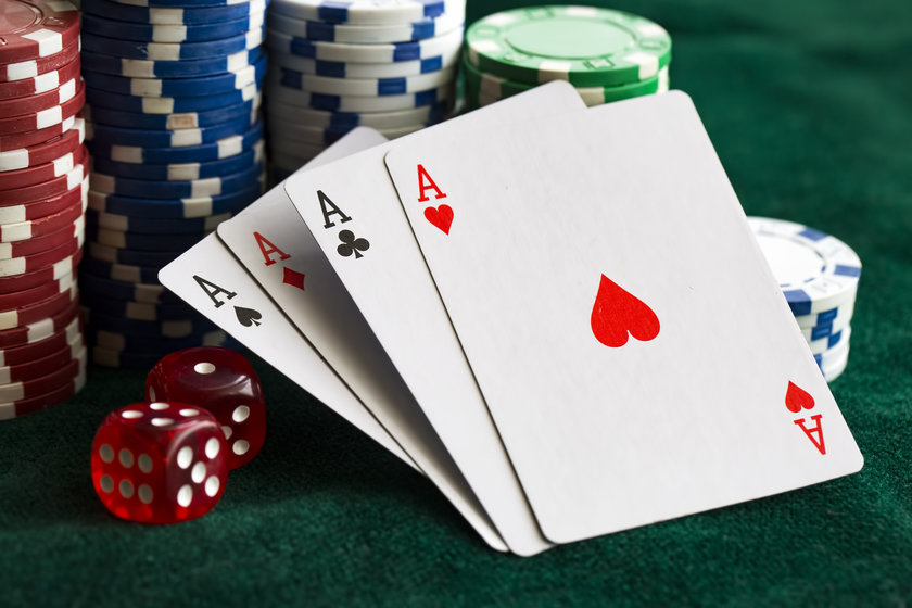 How does internet gambling operate?