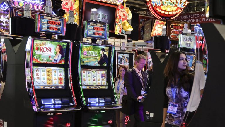 Use a smartphone to engage in online slot machine games